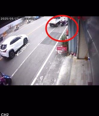 高中生姊妹騎機車雙載返家途中,為閃避前方切進慢車道的貨車緊急剎車,遭後方機車追撞。(圖/翻攝畫面)