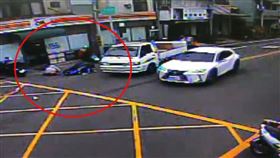 太平，高中生，姊妹雙載，女騎士擦撞，19歲姊姊，傷重不治，追撞噴飛亡，撞擊影像曝(圖／翻攝畫面)