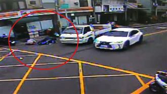 太平，高中生，姊妹雙載，女騎士擦撞，19歲姊姊，傷重不治，追撞噴飛亡，撞擊影像曝(圖／翻攝畫面)