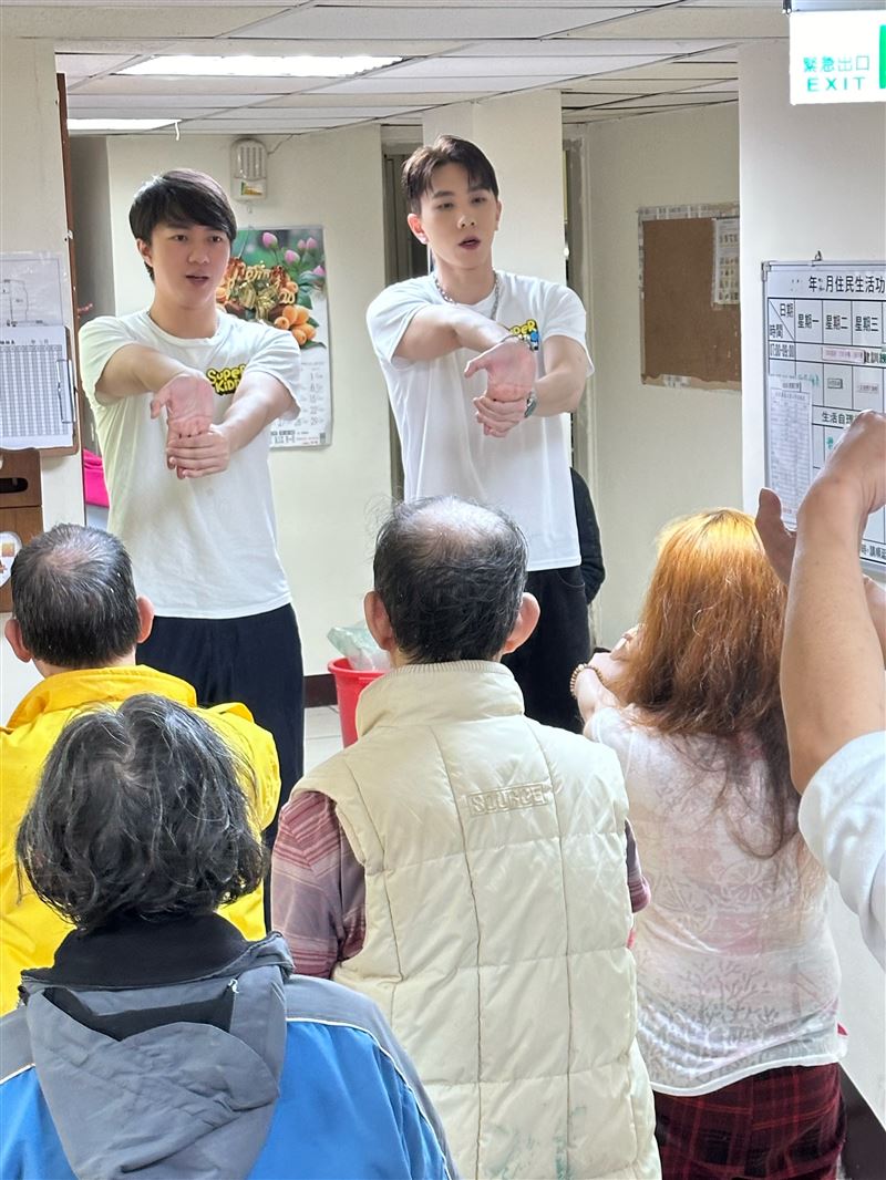 左起古程丰、潘胤傑一起參加公益服務。(圖/小超人綜合體能俱樂部提供)