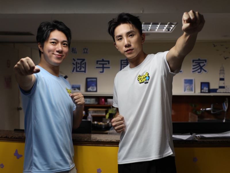 左起古程丰、潘胤傑一起到當康復之家做公益服務。(圖/小超人綜合體能俱樂部提供)