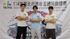 左起古程丰、潘胤傑一起到當康復之家做公益服務。(圖／小超人綜合體能俱樂部提供)