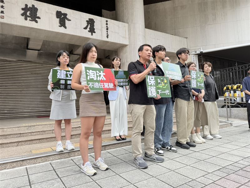 全教總理事長要求交通部應將學校周圍硬體設施做得更完善,減少憾事發生。(圖/記者李育道攝影)