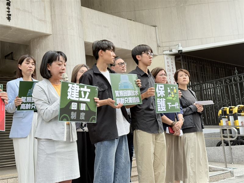 時代力量主席王婉瑜指出駕照回訓制度早在1993年就已提出,至今過了32年,改革進展緩慢。(圖/記者李育道攝影)