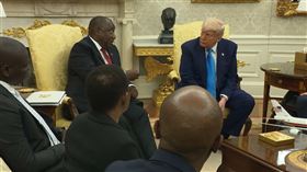 ▲川普在白宮會見南非總統拉馬福薩，突然指控南非在對白人進行種族屠殺。（圖／翻攝自白宮官方X平台@The White House）