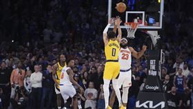 ▲溜馬哈利柏頓（Tyrese Haliburton）再度大顯神威，在0秒出手砍進追平分，與尼克125：125戰成平手，攜手進入延長賽。（圖／美聯社／達志影像）