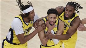 ▲「控球之神」哈利柏頓（Tyrese Haliburton）0秒出手神奇追平，溜馬在延長賽上演大逆轉，終場以138：135擊敗尼克，在系列搶下開門紅。（圖／美聯社／達志影像）