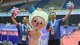 ▲臺北市政府交通局局長謝銘鴻（左）和臺北捷運公司總經理黃清信參加世壯運桌球雙打奪銀。（圖／世壯運執委會提供） 