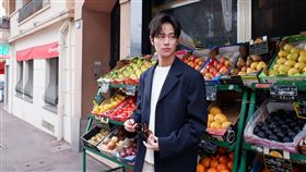 ▲平日隨興的夏騰宏，秒融入悠閒的法式生活。(圖／一束光影藝提供)、(服裝／Sandro提供)