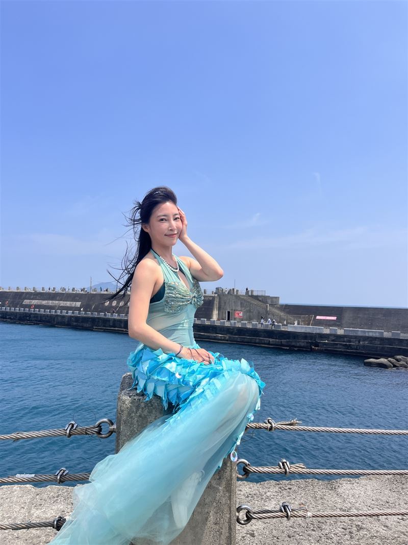 張家瑋扮美人魚辣翻全場。(圖/民視提供)