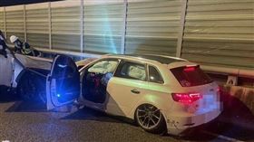 台74線兩車高速追撞，爛成廢鐵，所幸駕駛僅送輕傷。（圖／翻攝畫面）