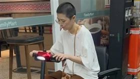 曹雅雯剃頭照顧病父。(圖／翻攝自IG）