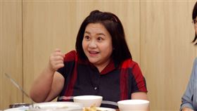 鍾欣凌特別學了幾句手語與受訪家庭溝通。（圖／公視提供）