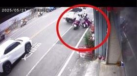 太平，高中生，姊妹雙載，女騎士擦撞，19歲姊姊，傷重不治，追撞噴飛亡，撞擊影像曝(圖／翻攝畫面)