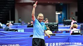 ▲新北市長侯友宜參加世壯運桌球賽事，第3場頻頻殺球。（圖／記者劉彥池攝影）