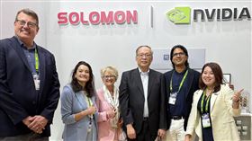 女兒黃敏珊與太太Lori代表黃仁勳，造訪台廠「所羅門」。（圖／所羅門提供）