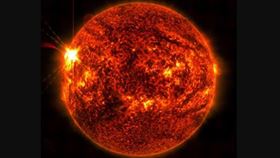 ▲NASA於5 月 14 日拍攝的影像，捕捉到一枚強烈 X 級太陽閃焰自太陽左側邊緣爆發的瞬間。（翻攝nasa.gov）