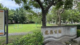 余翁曾在龍恩公園旁停下，進入公園休息伸展。（圖／翻攝畫面）