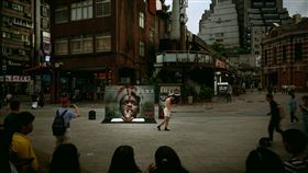 ▲電影中邪教場景現身西門町。（圖／索尼影業提供） 