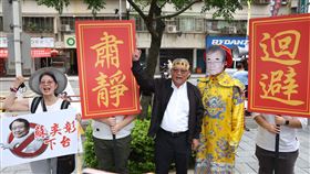 藥師公會全聯會到衛福部快閃「送龍袍」。（圖／藥師公會提供）