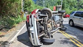 驚險翻車！台中7旬翁開中橫撞山壁3傷送醫(圖/翻攝畫面)