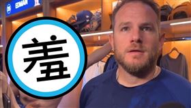 蒙西賽後在接受訪問，金慧成竟半裸現身，讓觀眾目光全被搶走。（翻攝自X @HyeseongKimMuse）