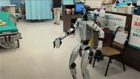 馬偕於急診測試支援自然語言對話與物品運送的人型機器人，可以協助傳送檢體，減輕臨床人員的工作壓力與負擔。（圖／馬偕醫院提供）
