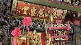 松山慈惠堂廟扁（圖／寶島神很大提供） 