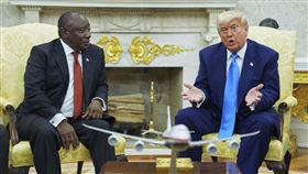 川普（右）在白宮會見南非總統拉瑪佛沙（左）。（圖／美聯社／達志影像）