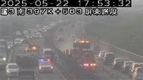 國道3號南向397.2公里處，發生事故導致主線暫時管制封閉。（圖／翻攝畫面）
