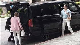 黃仁勳的妻子Lori到「王記肉粽」購買了三大袋粽子扛回飯店。（圖／翻攝自Threads＠alheka0510）