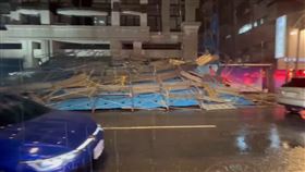 新北市中和區民樂路76號對面建案，發生鷹架倒塌事故。（圖／翻攝畫面）