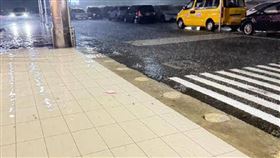 民眾前往新北土城大潤發購物，出來發現淹水了。（圖／民眾提供）　