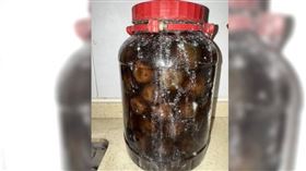 90歲阿嬤將一瓶醃製逾半世紀的鹹檸檬送給孫女當嫁妝，卻遭到孫女的準婆婆當面嫌棄。（圖／翻攝自「毒姑九賤婆媳討論區」臉書）