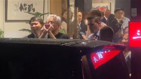 ▲5月22日黃仁勳選擇師大商圈三六食府用餐，正逢外面狂風暴雨，黃仁勳送餐給記者。（圖／翻攝畫面）