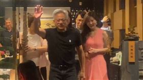 ▲5月22日黃仁勳選擇師大商圈三六食府用餐，正逢外面狂風暴雨，黃仁勳送餐給記者。（圖／翻攝畫面）