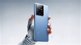 realme GT 7獨創IceSense冰感設計，為全球首款採用石墨烯材料製成背蓋的智慧型手機。