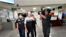 檢調偵辦幽靈連署案，同時約談包含執行長等10多名黨工，晚間陸續移送新北檢複訊。（圖／翻攝畫面）　