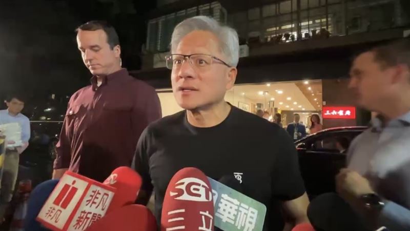 黃仁勳5月22日從三六食府用餐後受訪，肯定此行但難過自己沒辦法逛夜市。（圖／翻攝畫面）