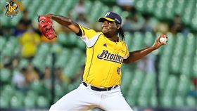 ▲中信兄弟德保拉拿下來台第71勝，超越風神成為隊史最多勝洋投。（圖／中信兄弟提供）