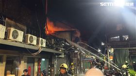 台北市萬華區華西街今凌晨發生大火。（圖／翻攝畫面）
