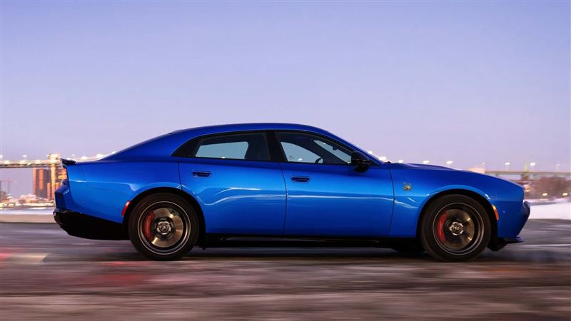 美國正在評估是否提高州際公路的最低速限。（圖／翻攝Dodge）