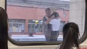 台鐵三義列車長遭連揍11拳　男被捕畫面曝（圖／翻攝畫面）