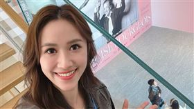 Sandy感冒尚未痊癒，仍帶小孩上街放風。（翻攝自Sandy臉書）