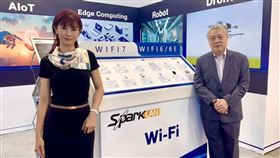 ▲正基（6546）於COMPUTEX2025展示以自有品牌「AMPAK」為核心的最新AloT無線網通模組產品及解決方案。圖右為董事長陳明哲、圖左為總經理魏瀅洳。（圖／正基提供）