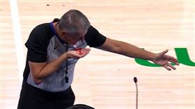 ▲西區冠軍賽G2主裁判佛斯特（Scott Foster）開賽不久意外遭球員擊中面部，當場鼻血直流。（圖／翻攝自X平台@PardonMyTake）