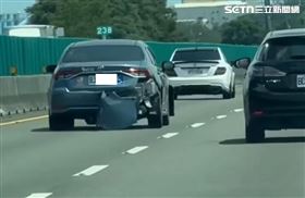 車尾保險桿掉一半國道飄移　網轟：超危險（圖／翻攝社會事新聞影音）