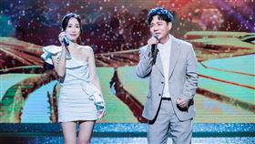 向蕙玲、陳隨意表演差點摔壞30萬元麥克風。(圖／中視提供)