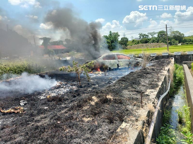台南市柳營區一輛自小客車在空地突然被火吞噬,火滅後駕駛座出現焦屍。(圖/翻攝畫面)