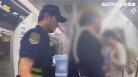 ▲黃男在區間車把玩美工刀，鐵警在列車停靠中壢站時逮人。（圖／翻攝畫面）